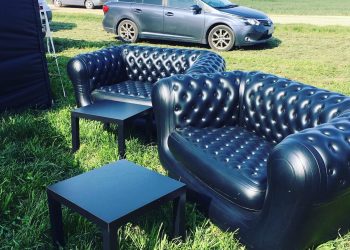 melni dīvāni traktordienas piepūšami