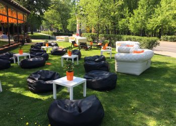 piepusamie divani ferma restorans