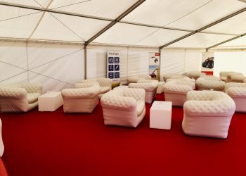 piepusamie divani traktordienas