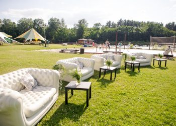 Piepūšamie dīvāni un žurnālgaldiņi