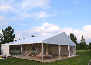 iznomatelti.lv kazu telts pļavā