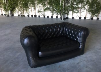 melns piepūšamais dīvāns iznomatelti.lv